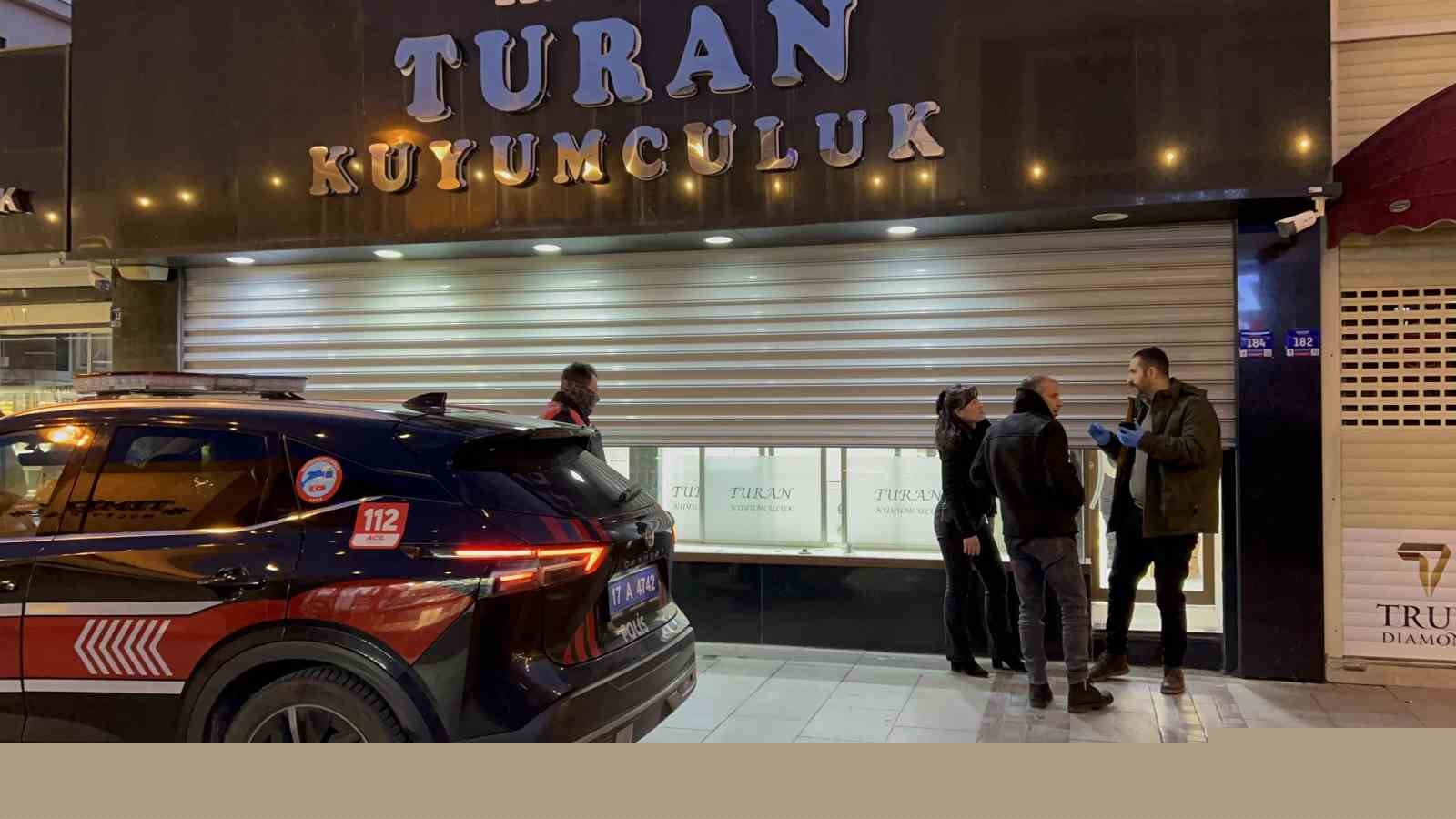 Çanakkale’de kar vaadiyle vatandaşları dolandıran kuyumcunun işletmesinde yapılan incelemede sahte altınlar ortaya çıktı
Çanakkale’de kar vaadiyle vatandaşları dolandıran kuyumcunun işletmesinde yapılan incelemede sahte altınlar ortaya çıktı