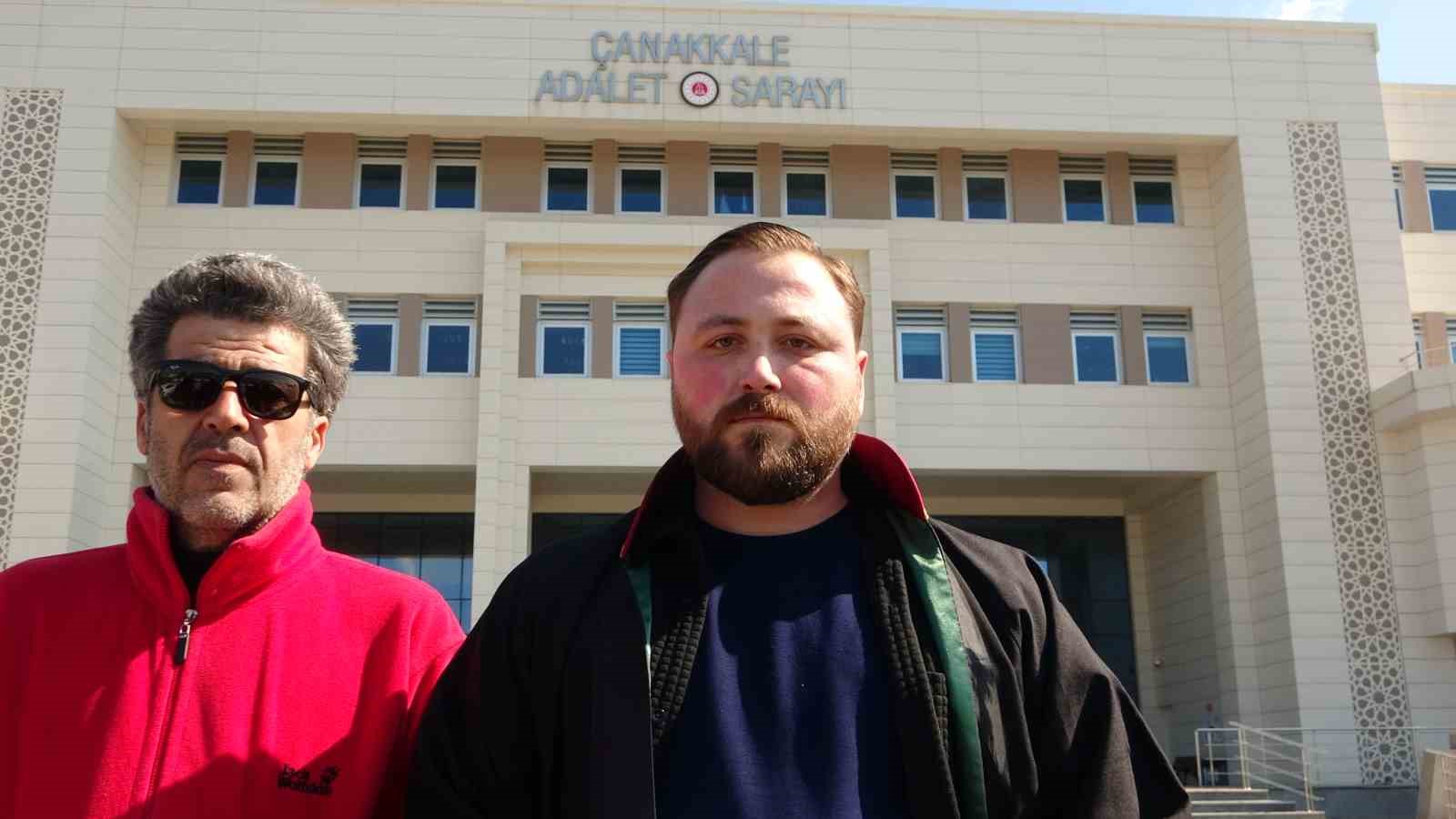 Çanakkale’de kar vaadiyle vatandaşları dolandıran kuyumcunun işletmesinde yapılan incelemede sahte altınlar ortaya çıktı
Çanakkale’de kar vaadiyle vatandaşları dolandıran kuyumcunun işletmesinde yapılan incelemede sahte altınlar ortaya çıktı