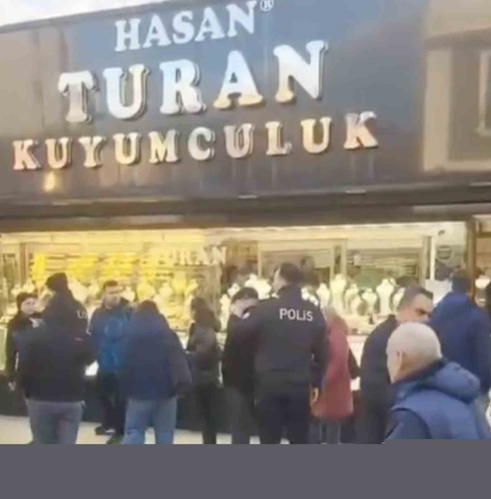 Çanakkale’de kar vaadiyle vatandaşları dolandıran kuyumcunun işletmesinde yapılan incelemede sahte altınlar ortaya çıktı
Çanakkale’de kar vaadiyle vatandaşları dolandıran kuyumcunun işletmesinde yapılan incelemede sahte altınlar ortaya çıktı