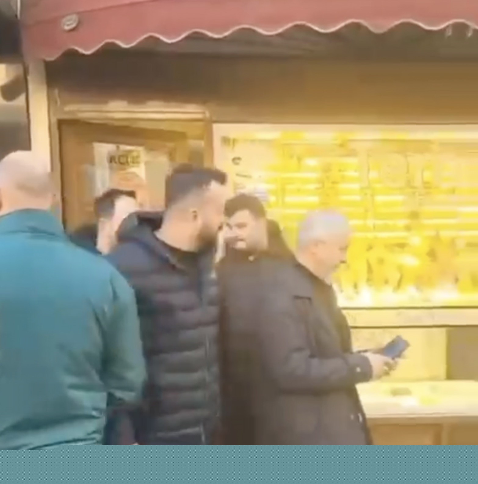 Çanakkale’de kar vaadiyle vatandaşları dolandıran kuyumcunun işletmesinde yapılan incelemede sahte altınlar ortaya çıktı
Çanakkale’de kar vaadiyle vatandaşları dolandıran kuyumcunun işletmesinde yapılan incelemede sahte altınlar ortaya çıktı