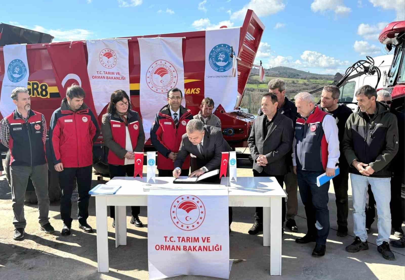 Çanakkale’de katı gübre dağıtma makinaları işletmelere teslim edildi
