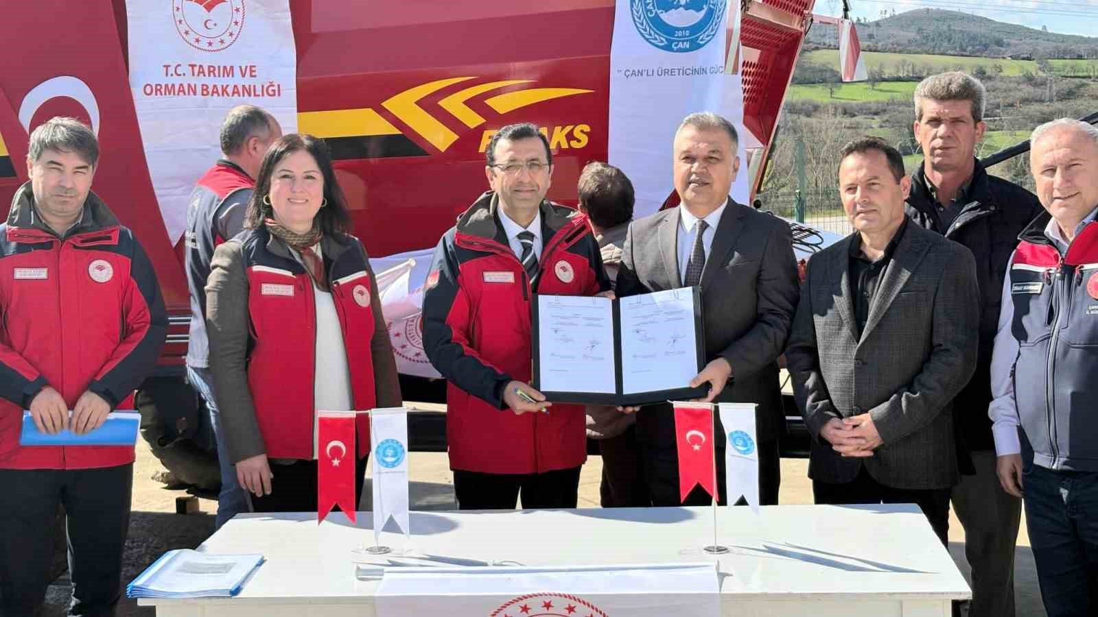 Çanakkale’de katı gübre dağıtma makinaları işletmelere teslim edildi

