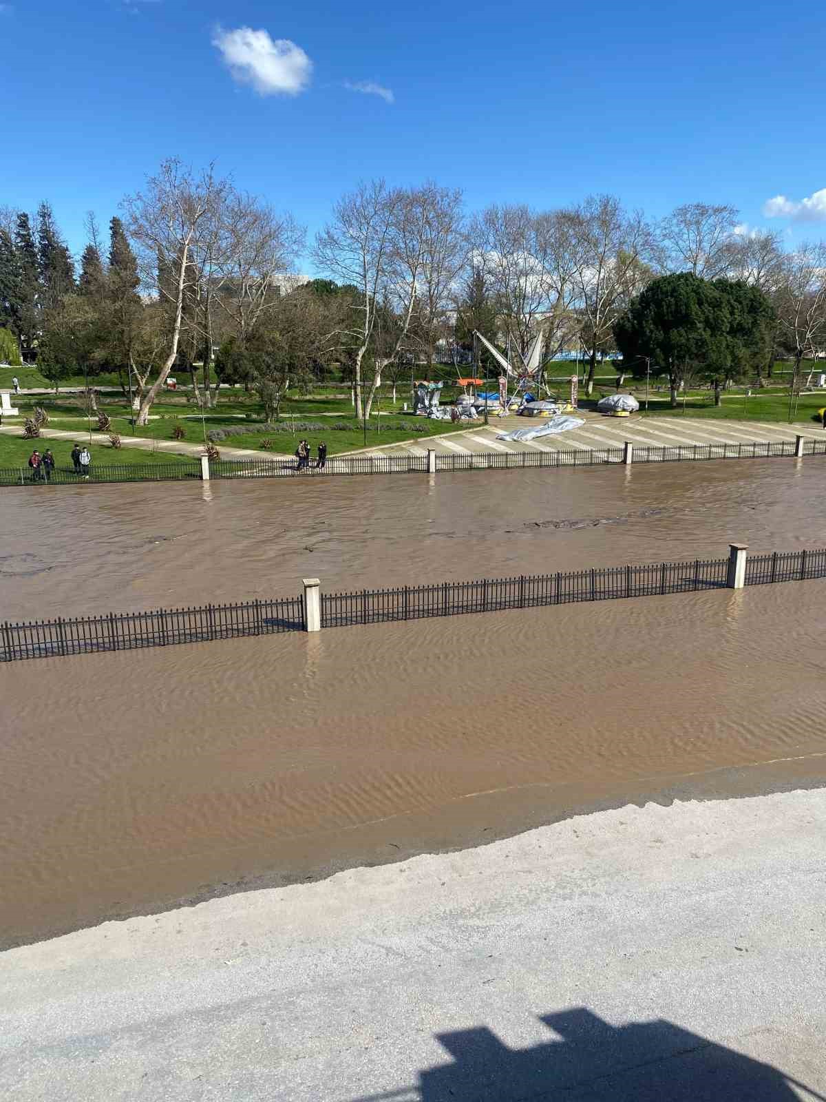 Çanakkale’de Kocabaş Çayı yoğun yağış nedeniyle taştı
