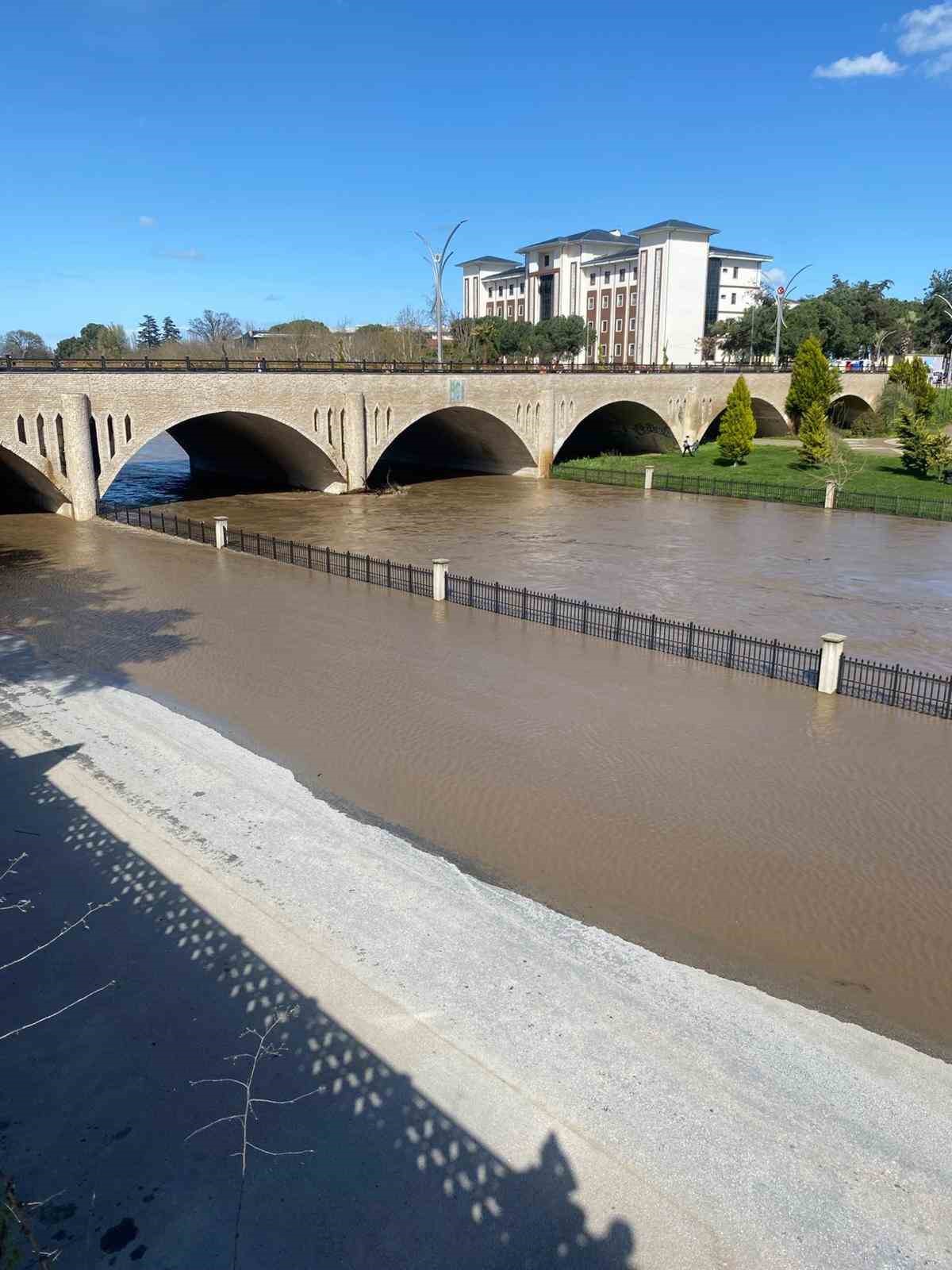 Çanakkale’de Kocabaş Çayı yoğun yağış nedeniyle taştı
