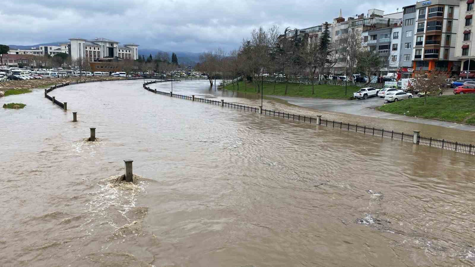 Çanakkale’de Kocabaş Çayı yoğuş yağış nedeniyle taştı
