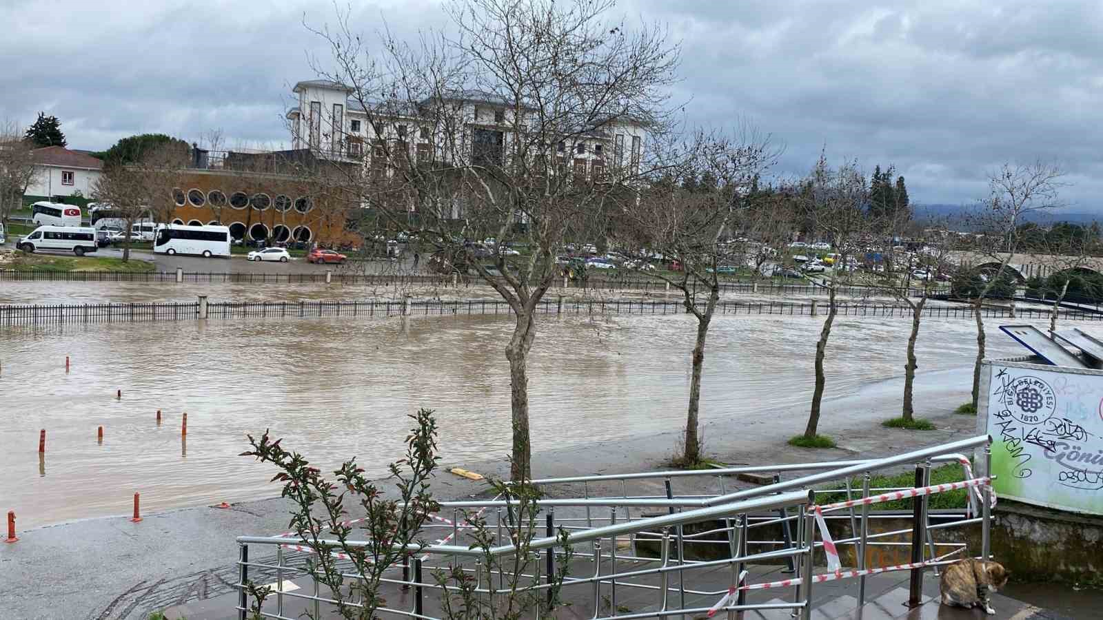 Çanakkale’de Kocabaş Çayı yoğuş yağış nedeniyle taştı
