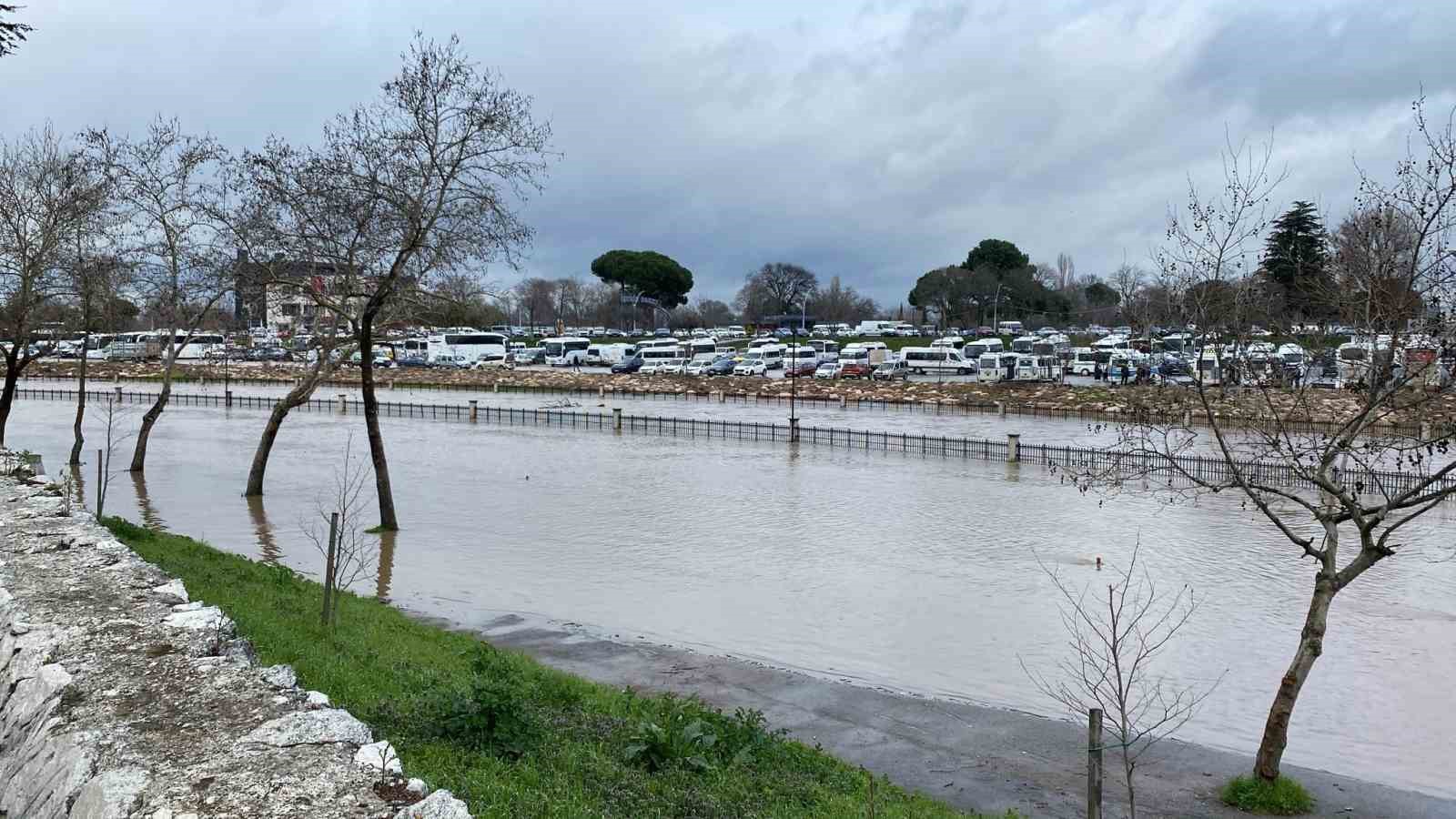 Çanakkale’de Kocabaş Çayı yoğuş yağış nedeniyle taştı
