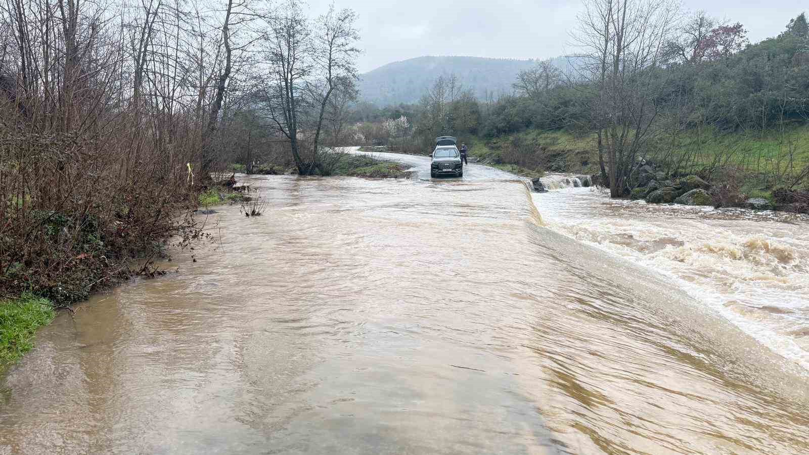 Çanakkale’de köy yolu sağanak yağış sonrası kapandı, bir araç suya kapıldı
