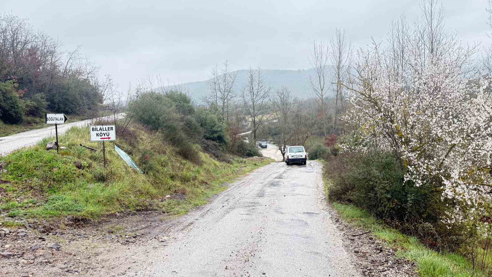 Çanakkale’de köy yolu sağanak yağış sonrası kapandı, bir araç suya kapıldı
