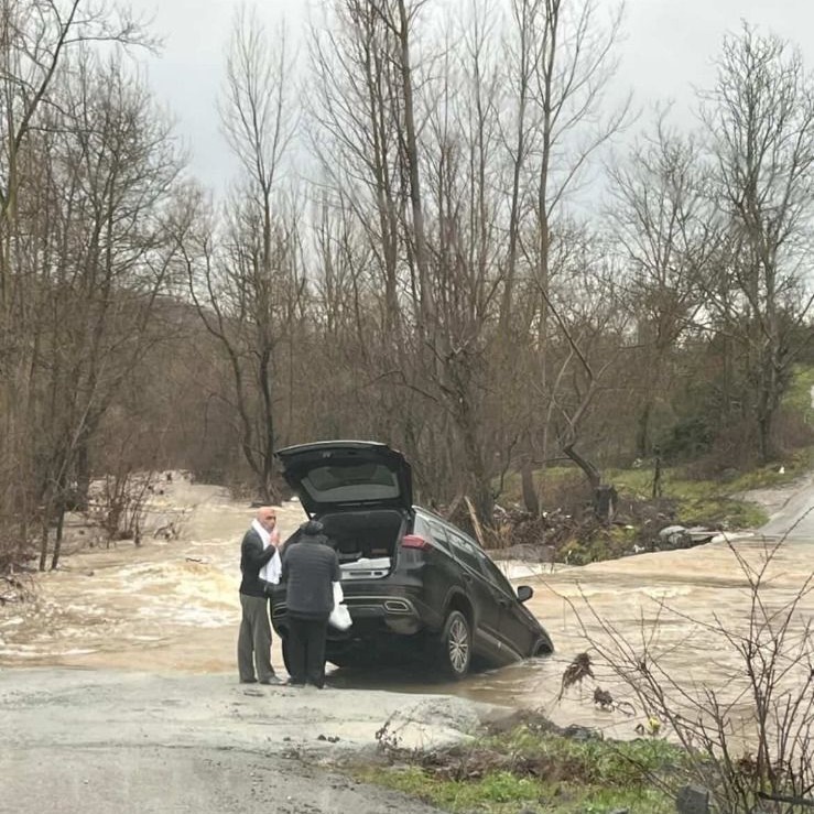 Çanakkale’de köy yolu sağanak yağış sonrası kapandı, bir araç suya kapıldı

