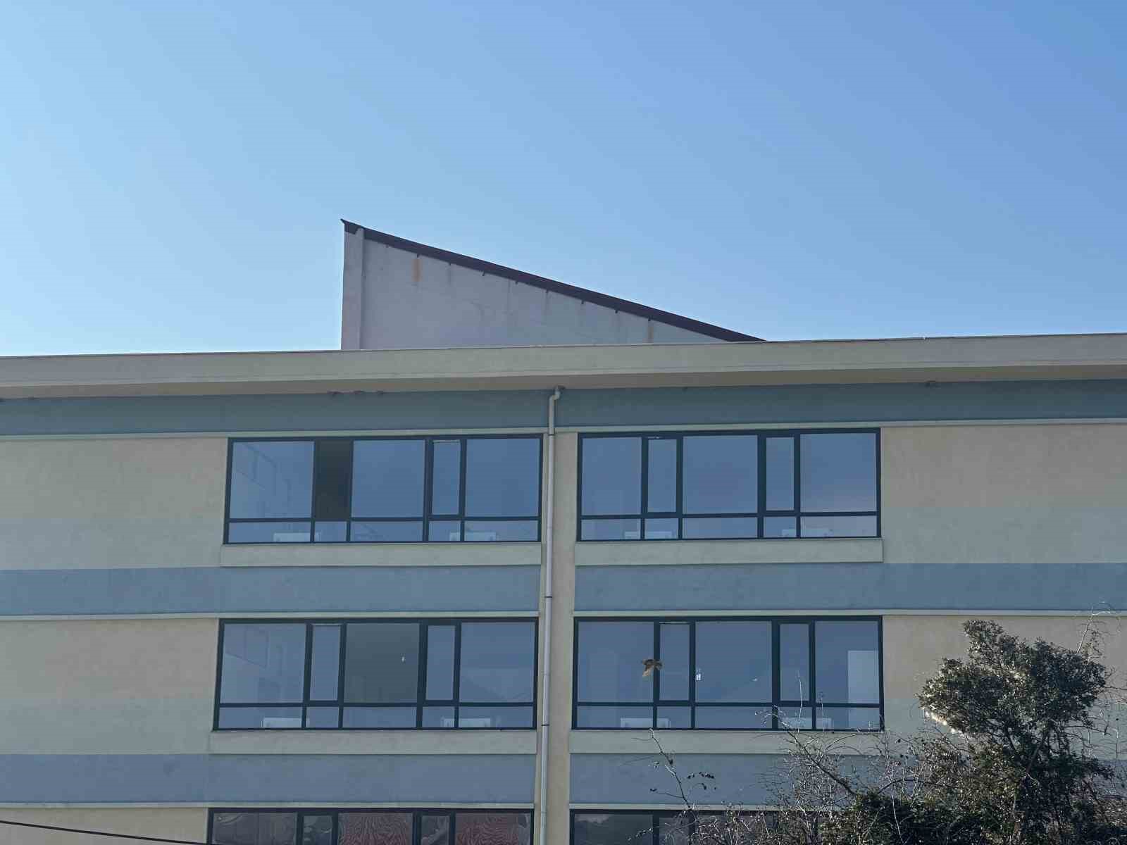 Çanakkale’de lise öğrencisi okulun 3. katından atlayarak hayatını kaybetti
