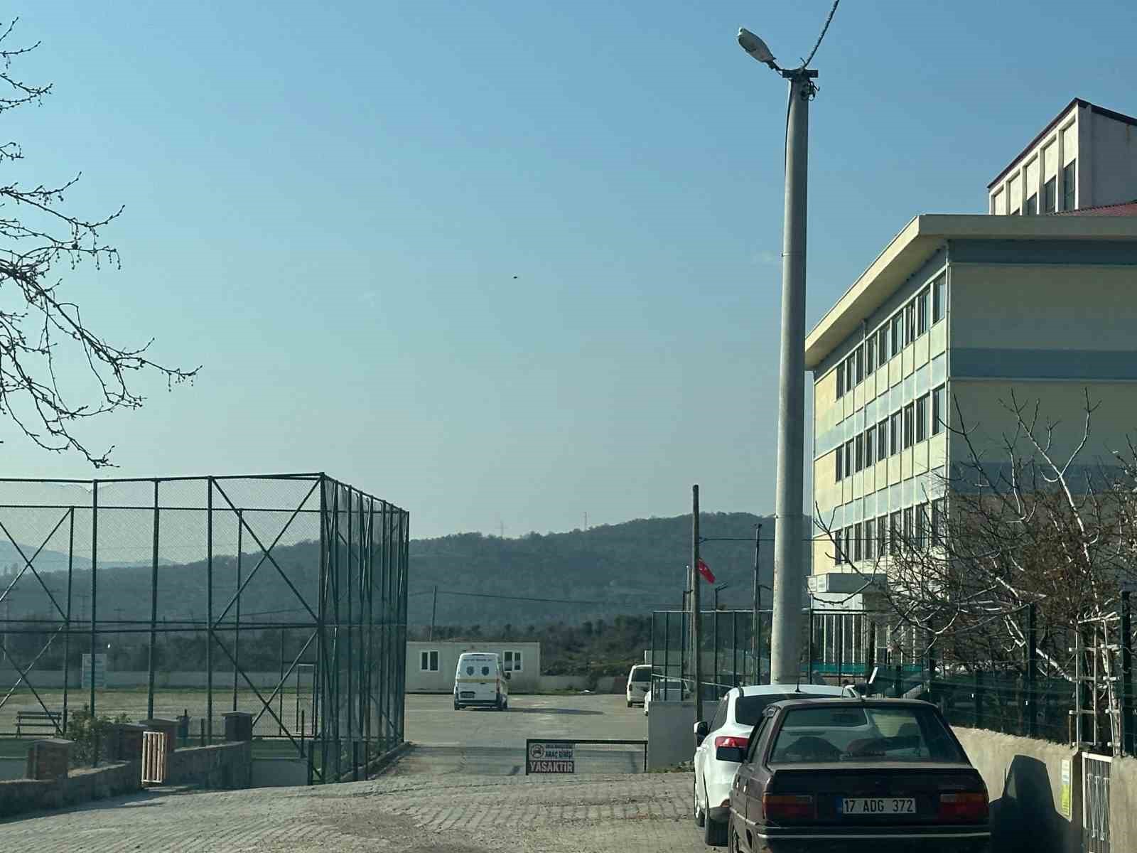 Çanakkale’de lise öğrencisi okulun 3. katından atlayarak hayatını kaybetti
