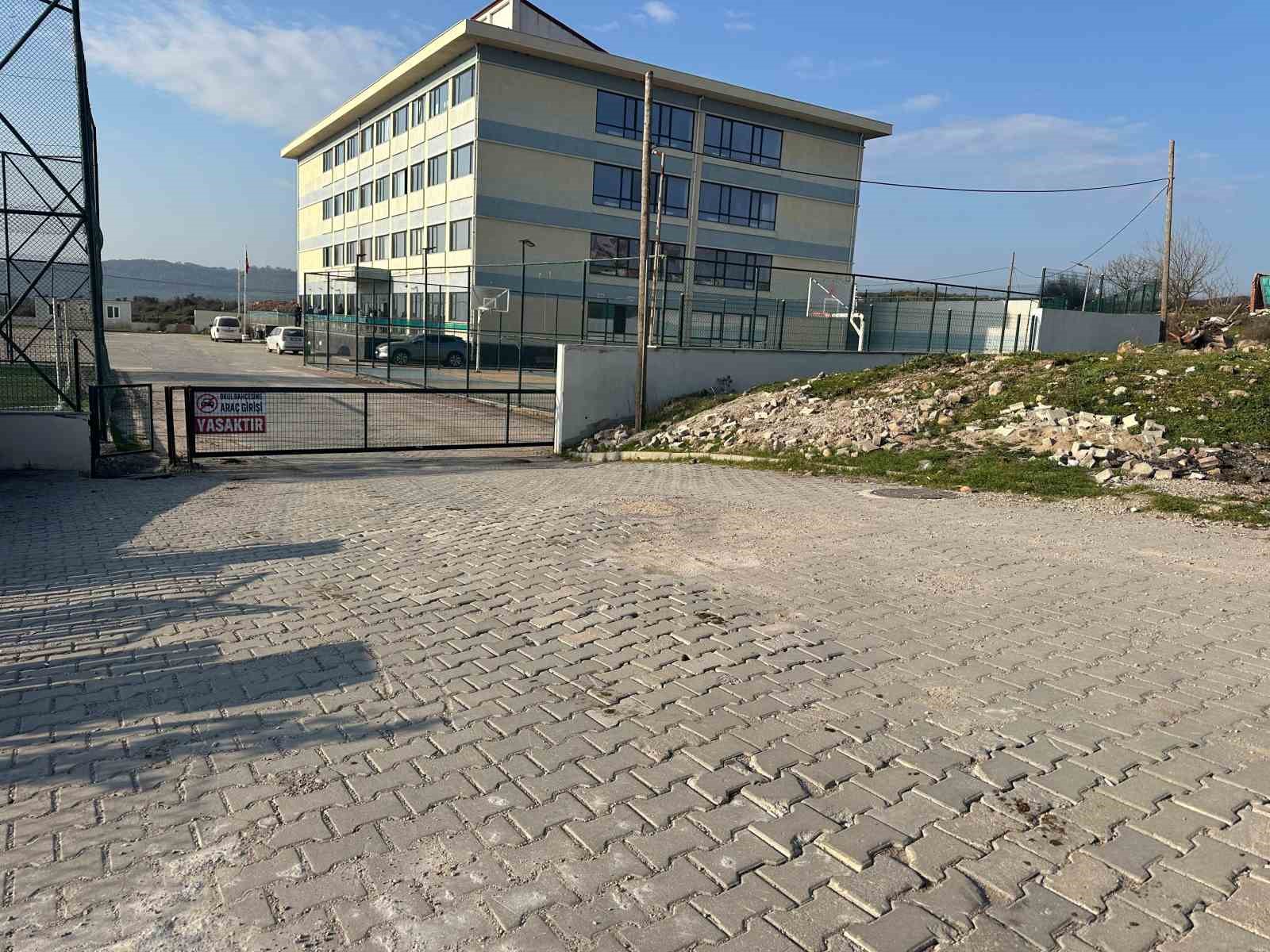 Çanakkale’de lise öğrencisi okulun 3. katından atlayarak hayatını kaybetti
