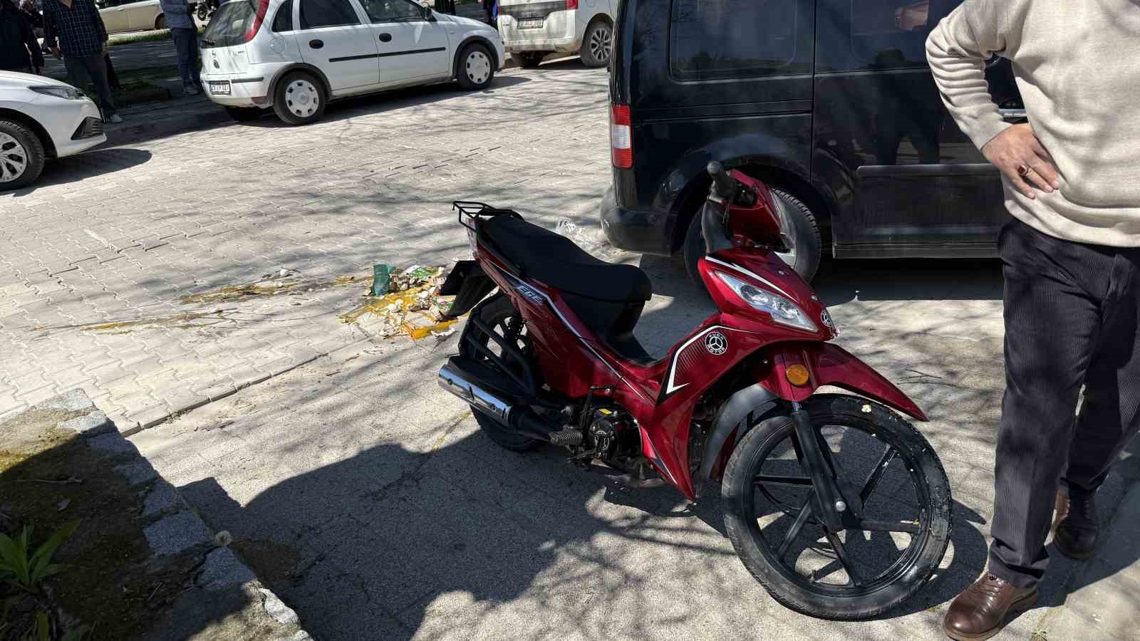 Çanakkale’de motosiklet yayaya çarptı; 2 kişi yaralı
