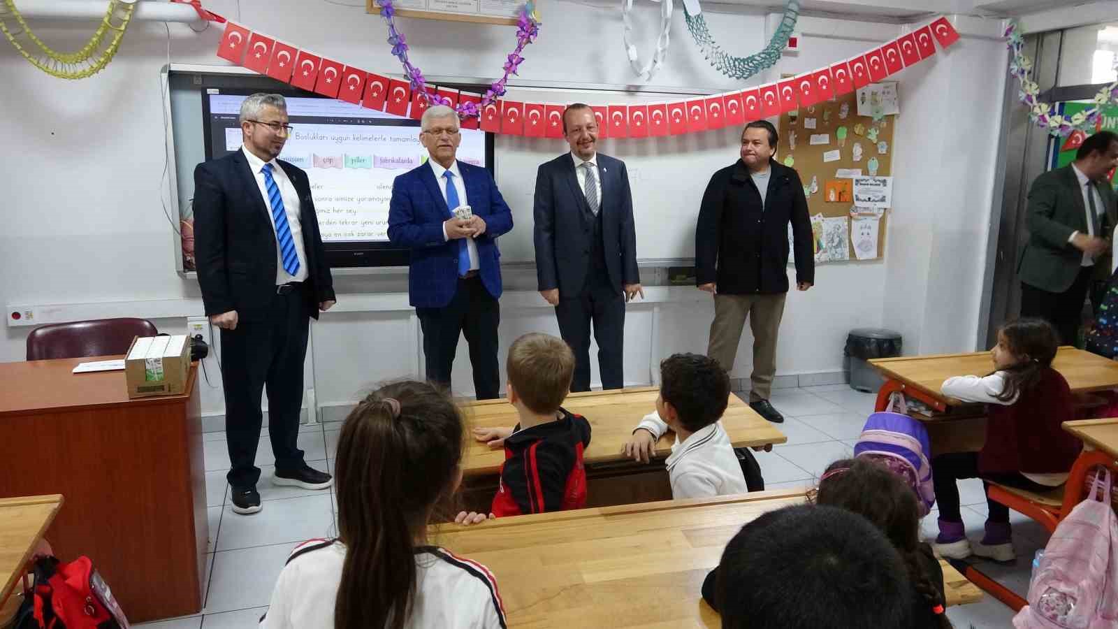 Çanakkale’de öğrencilere ücretsiz süt ikramı
