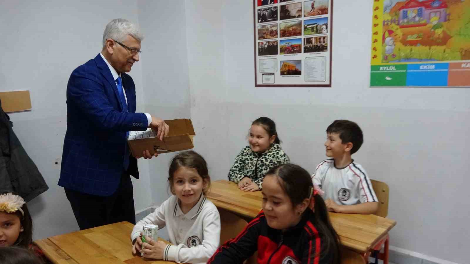 Çanakkale’de öğrencilere ücretsiz süt ikramı
