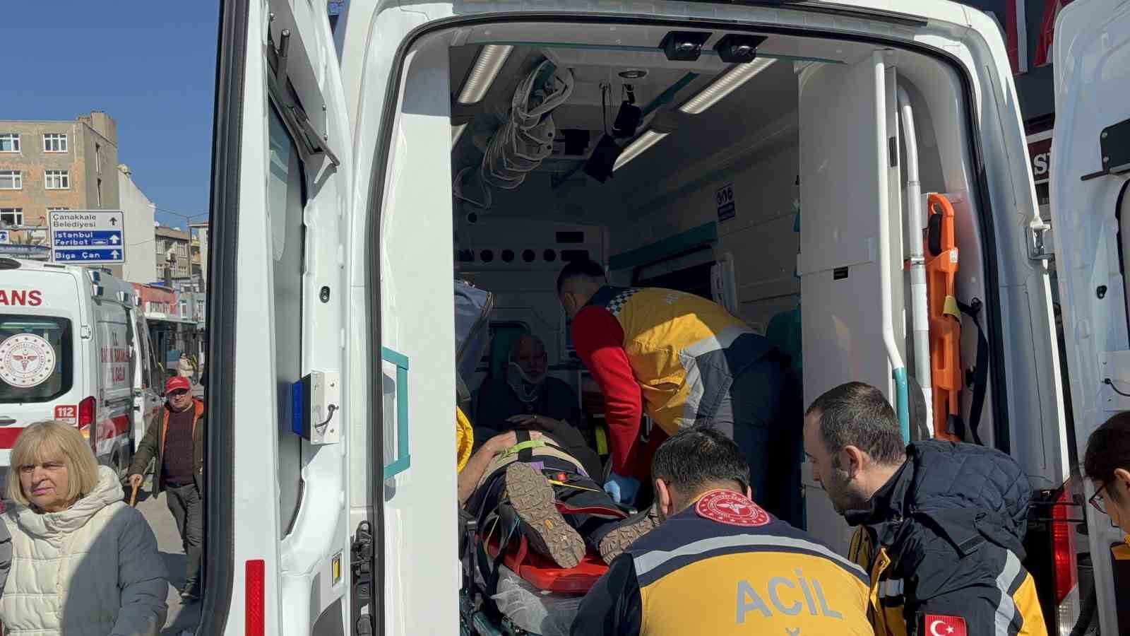 Çanakkale’de özel halk otobüsü yayaya çarptı: 8 yaralı
