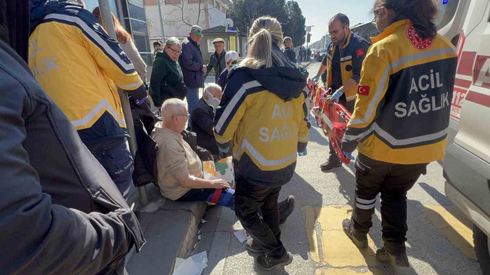 Çanakkale’de özel halk otobüsü yayaya çarptı: 8 yaralı
