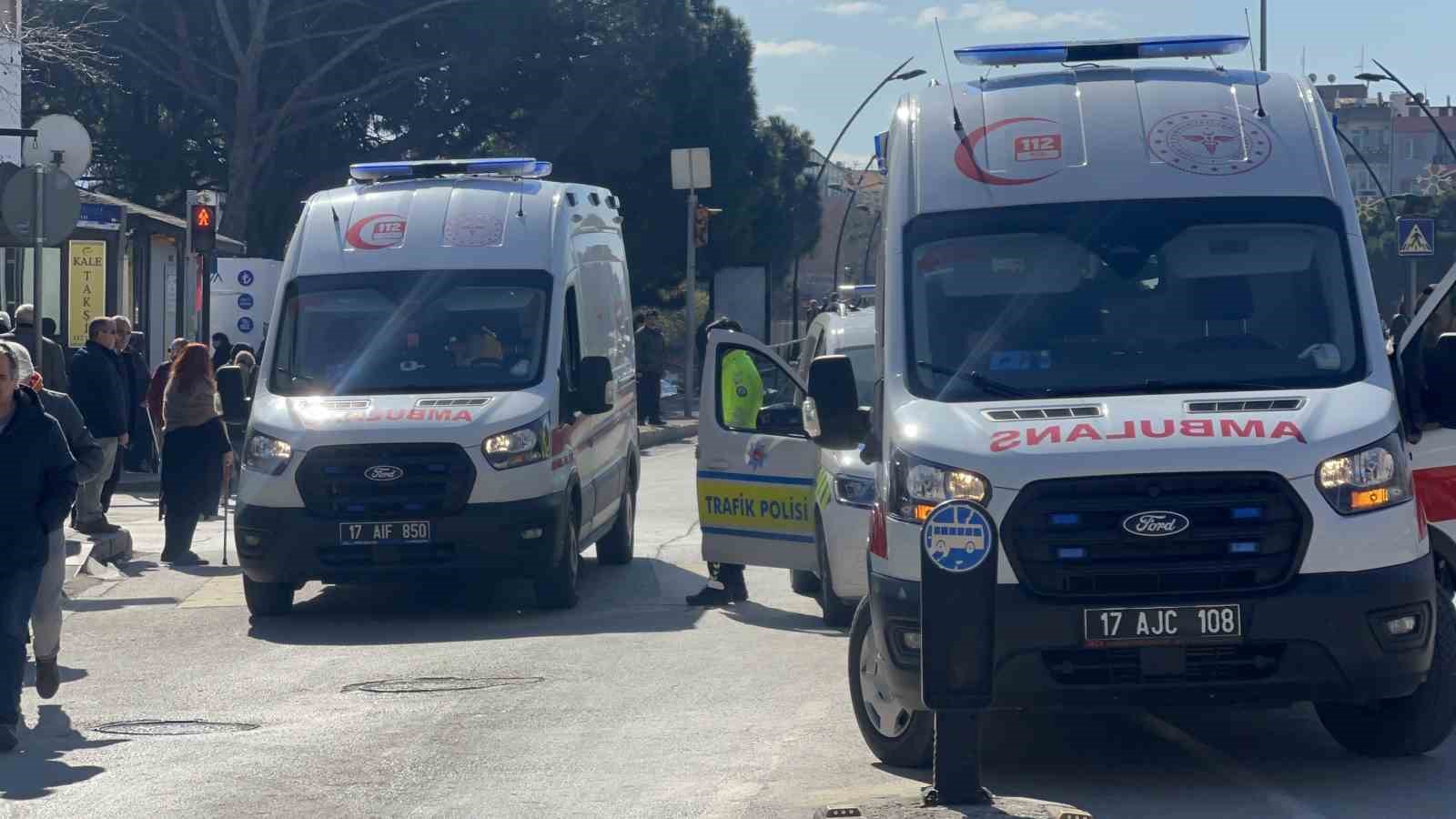 Çanakkale’de özel halk otobüsü yayaya çarptı: 8 yaralı
