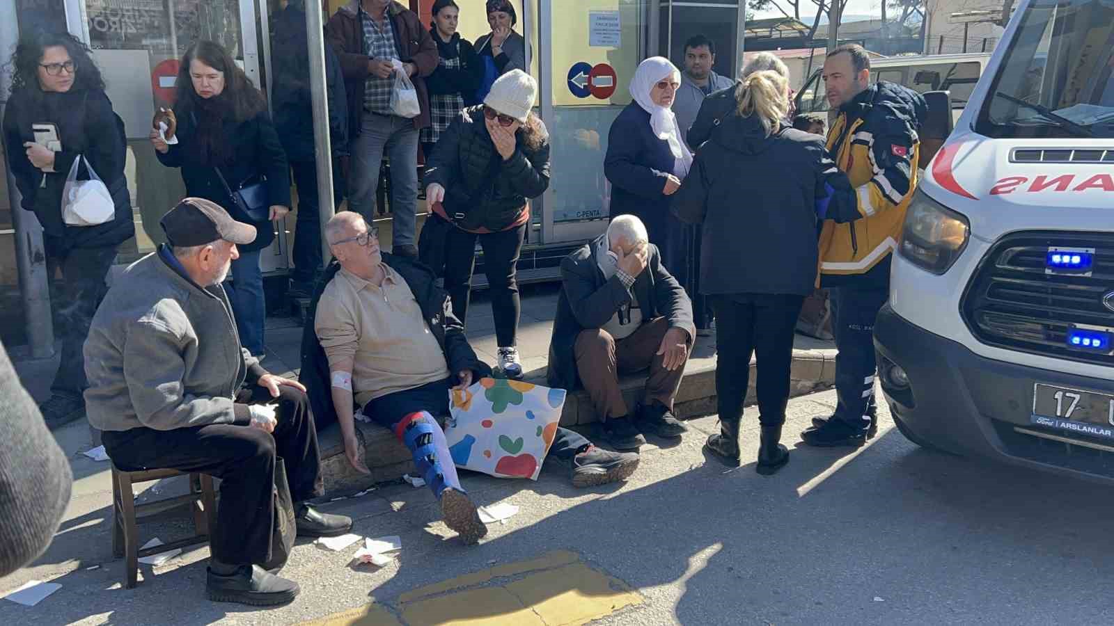 Çanakkale’de özel halk otobüsü yayaya çarptı: 8 yaralı
