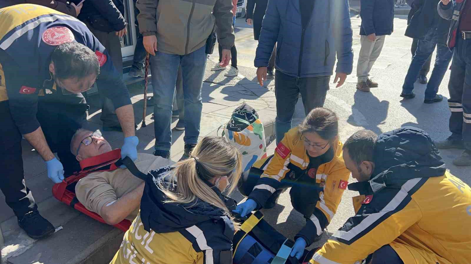 Çanakkale’de özel halk otobüsü yayaya çarptı: 8 yaralı
