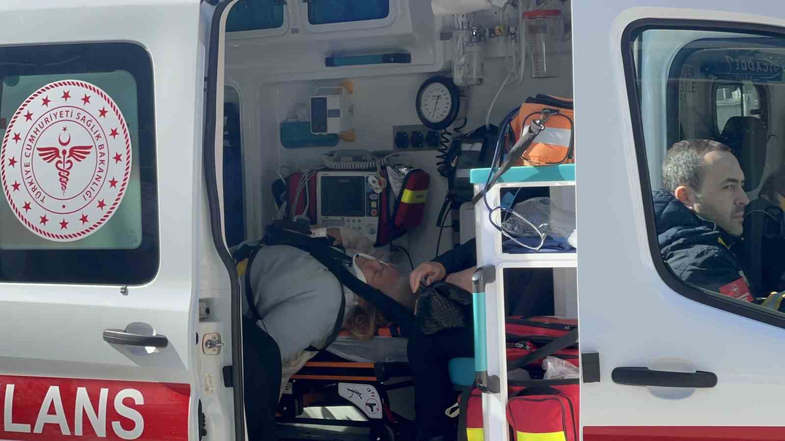 Çanakkale’de özel halk otobüsü yayaya çarptı: 8 yaralı
