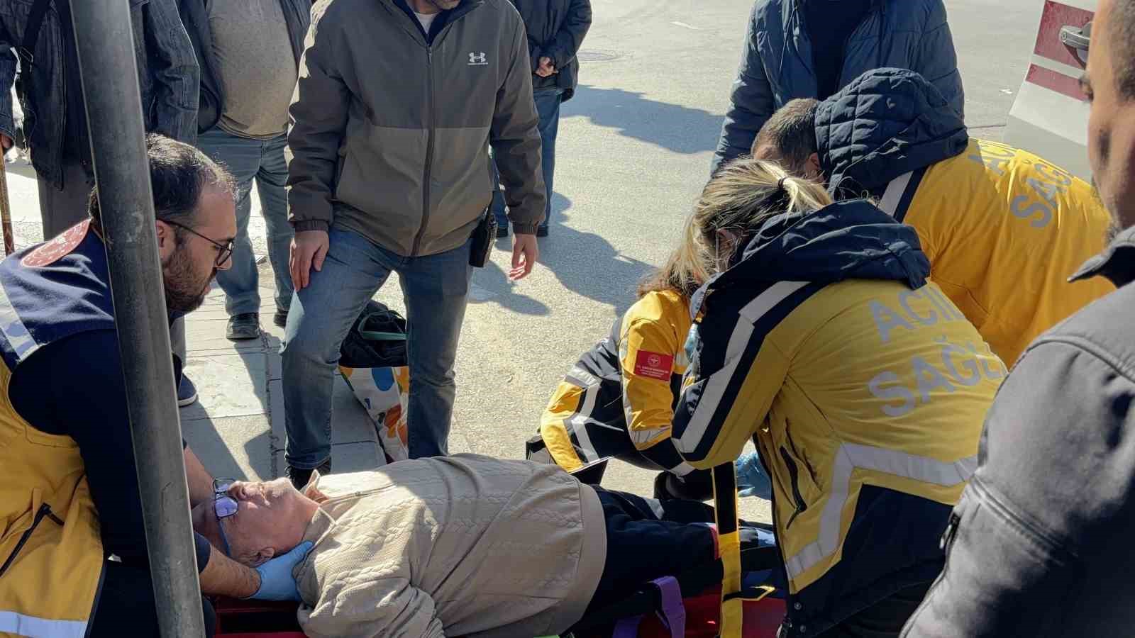 Çanakkale’de özel halk otobüsü yayaya çarptı: 8 yaralı
