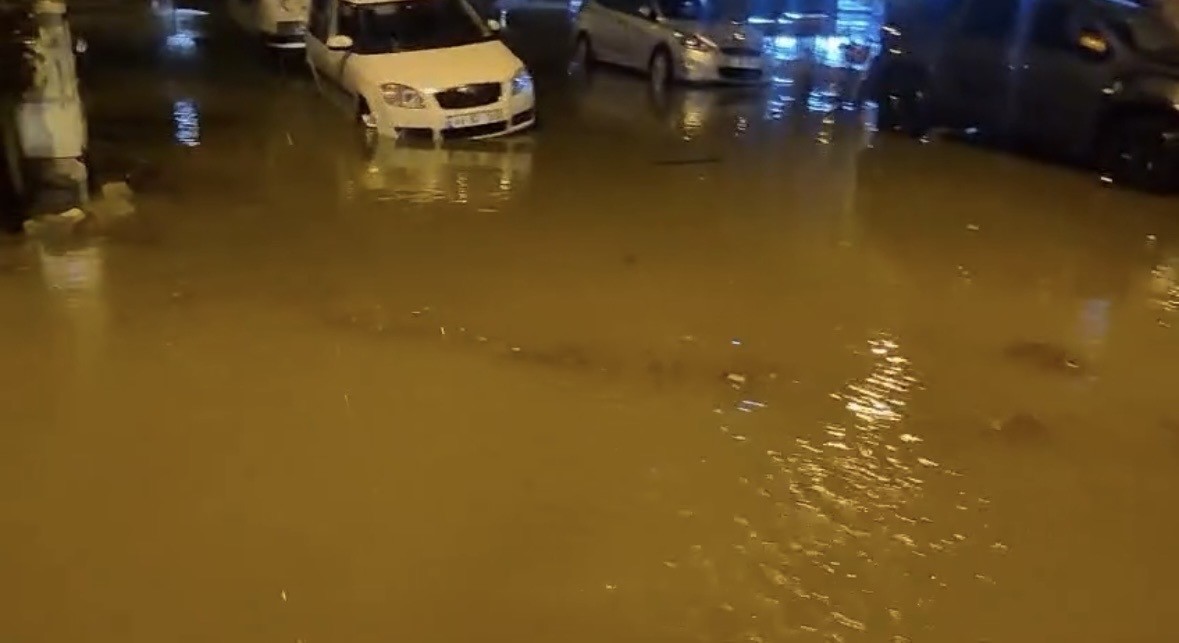 Çanakkale’de sağanak sonrası cadde ve sokaklar göle döndü
