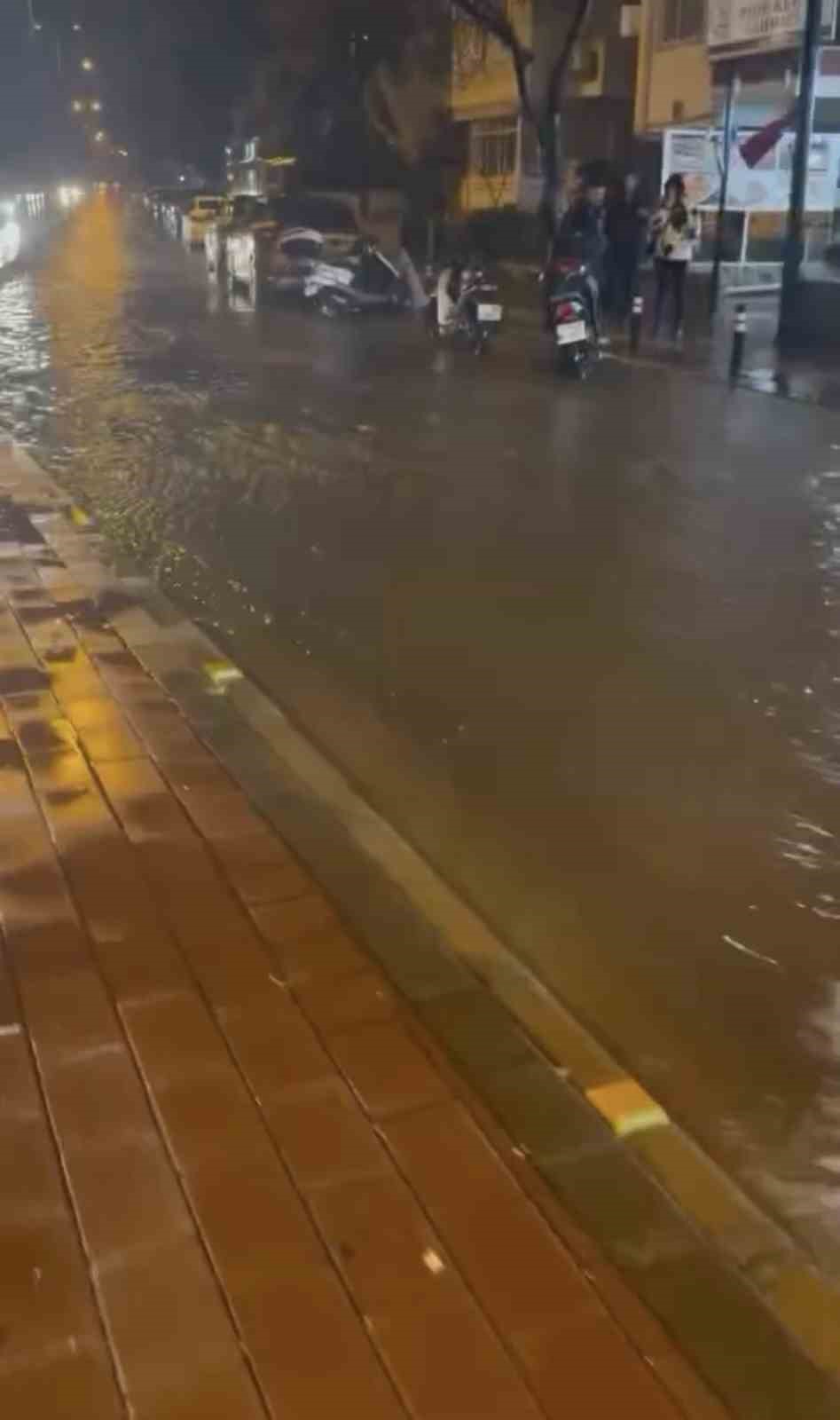 Çanakkale’de sağanak sonrası cadde ve sokaklar göle döndü
