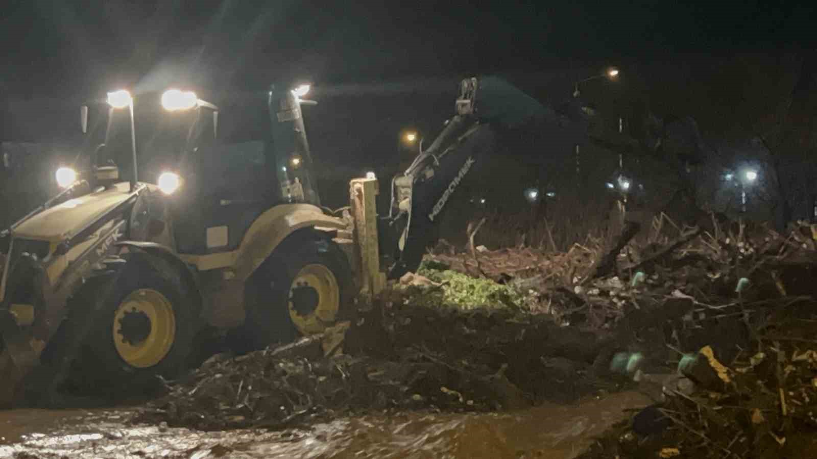Çanakkale’de sağanak yağış nedeniyle Kepez Çayı taştı, sahil yolu trafiğe kapatıldı
