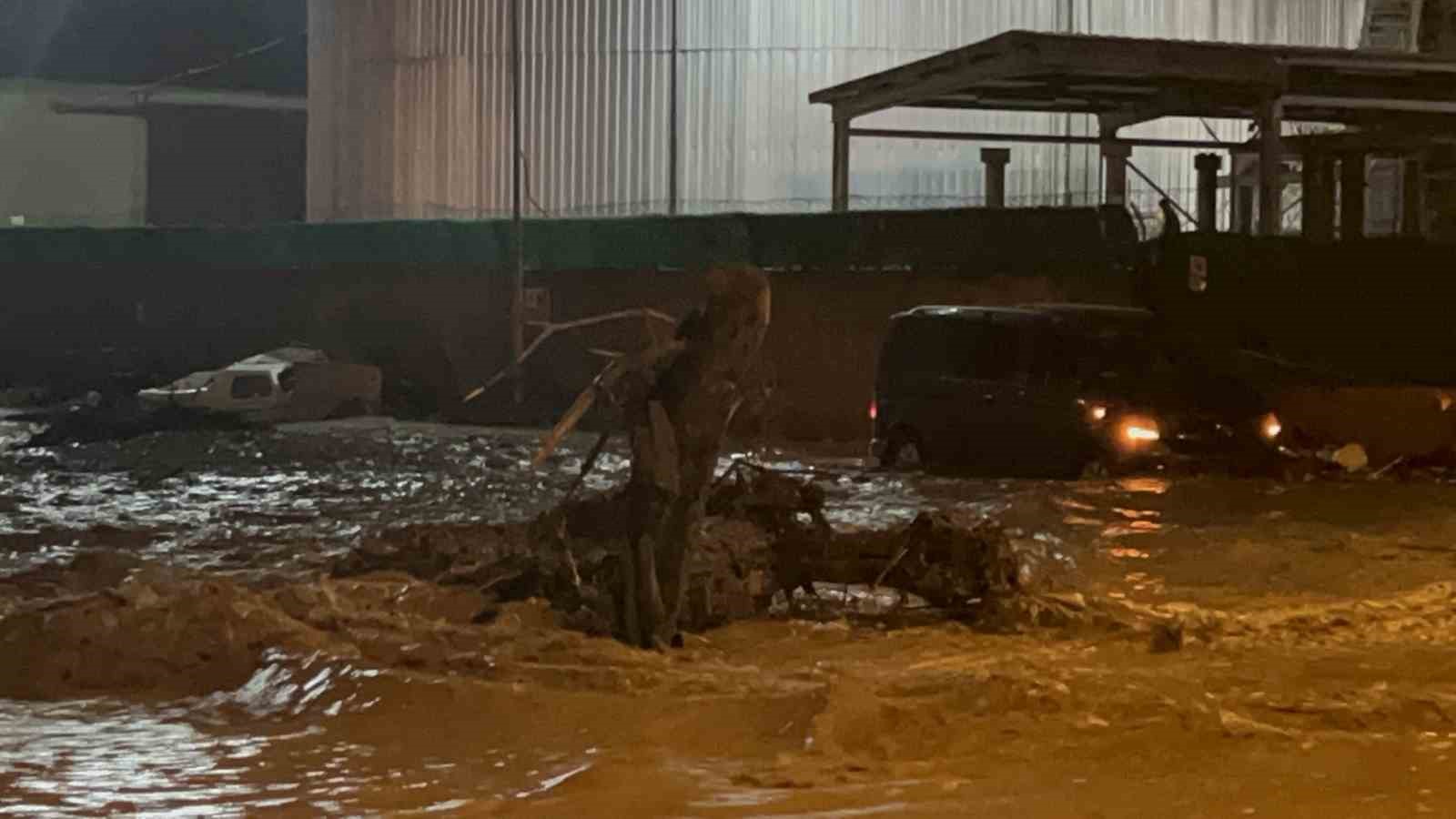 Çanakkale’de sağanak yağış nedeniyle Kepez Çayı taştı, sahil yolu trafiğe kapatıldı
