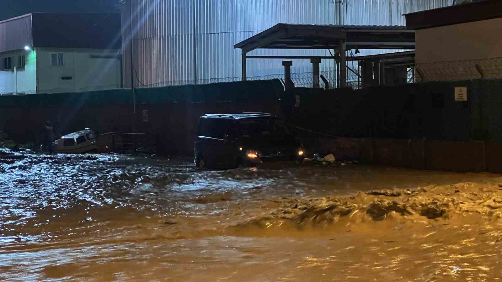 Çanakkale’de sağanak yağış nedeniyle Kepez Çayı taştı, sahil yolu trafiğe kapatıldı
