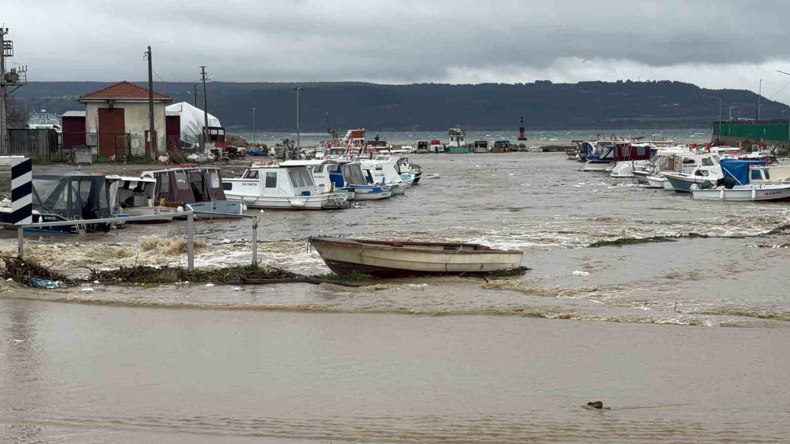 Çanakkale’de sağanak yağış nedeniyle Kepez çayı taştı
