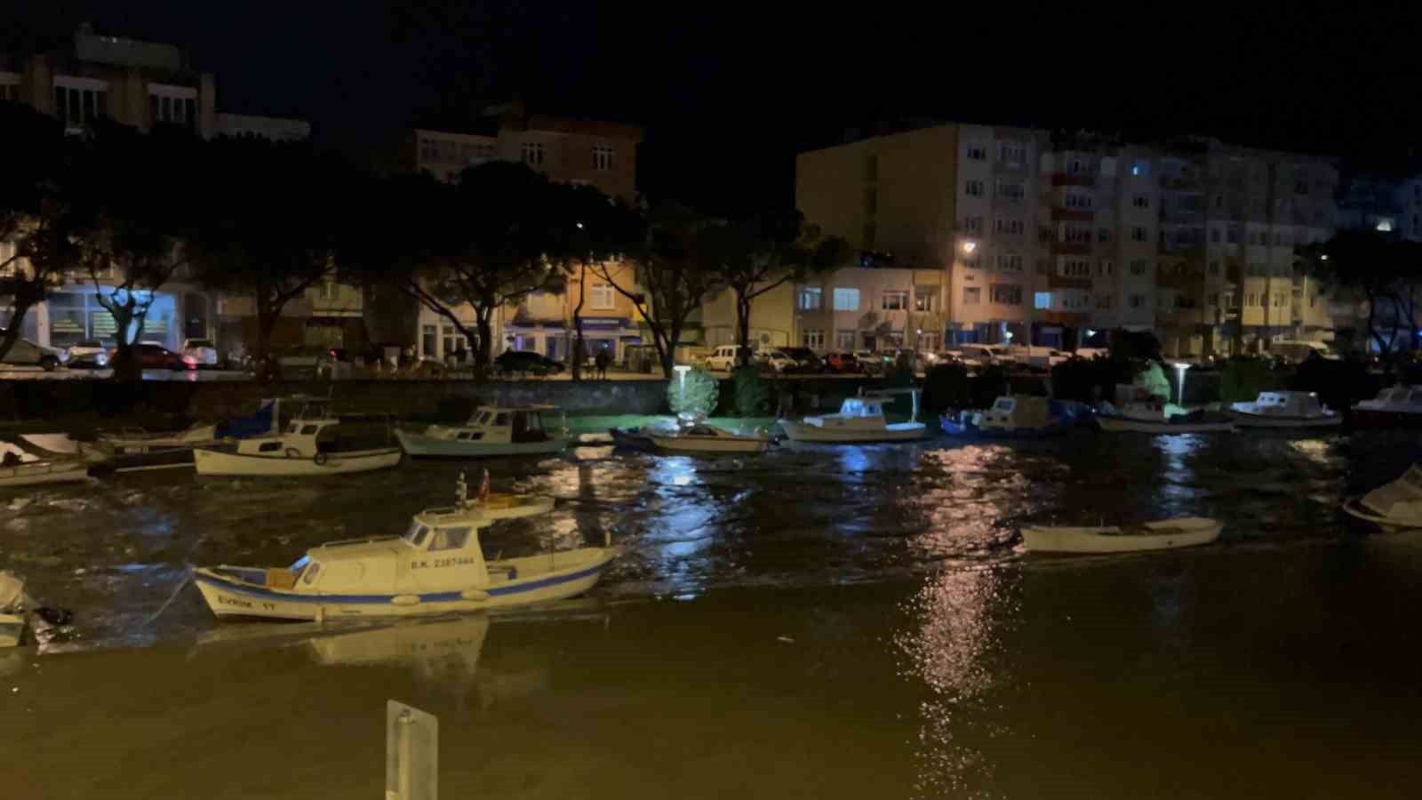 Çanakkale’de Sarıçay taştı, iş yerleri sular altında kaldı

