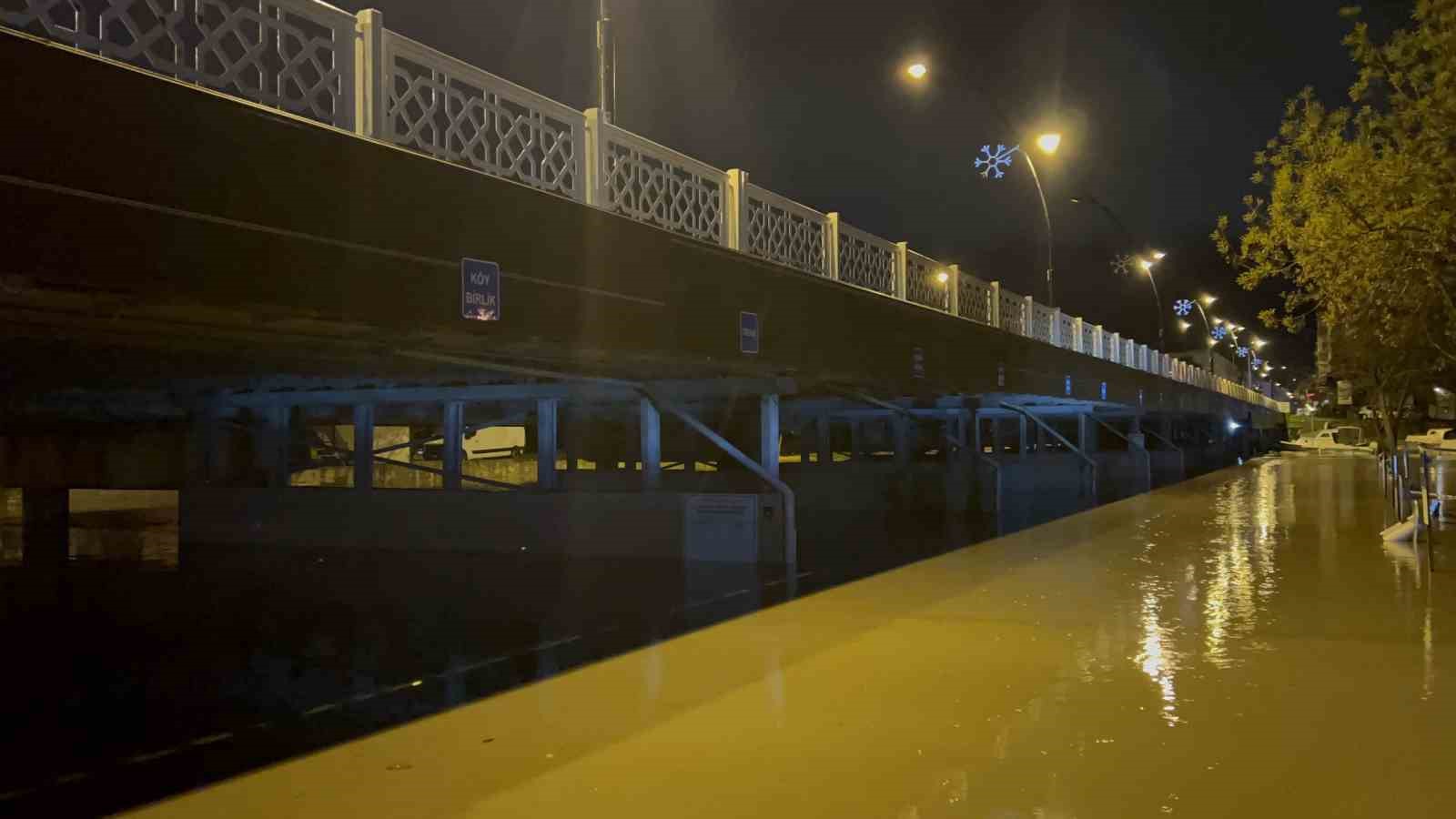 Çanakkale’de Sarıçay taştı, iş yerleri sular altında kaldı
