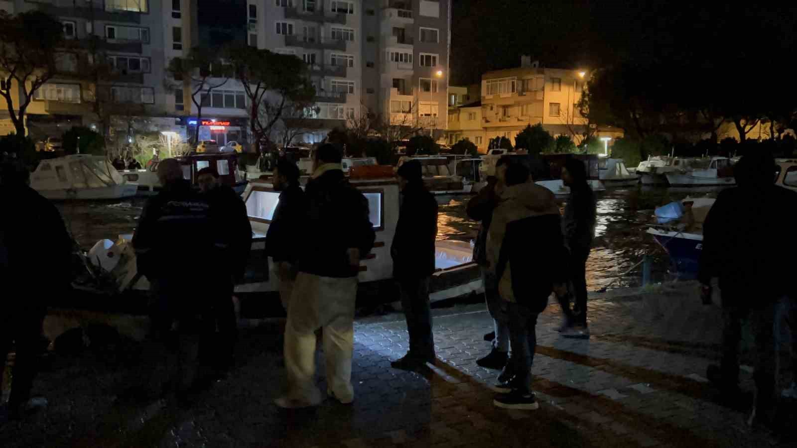 Çanakkale’de Sarıçay taştı, iş yerleri sular altında kaldı
