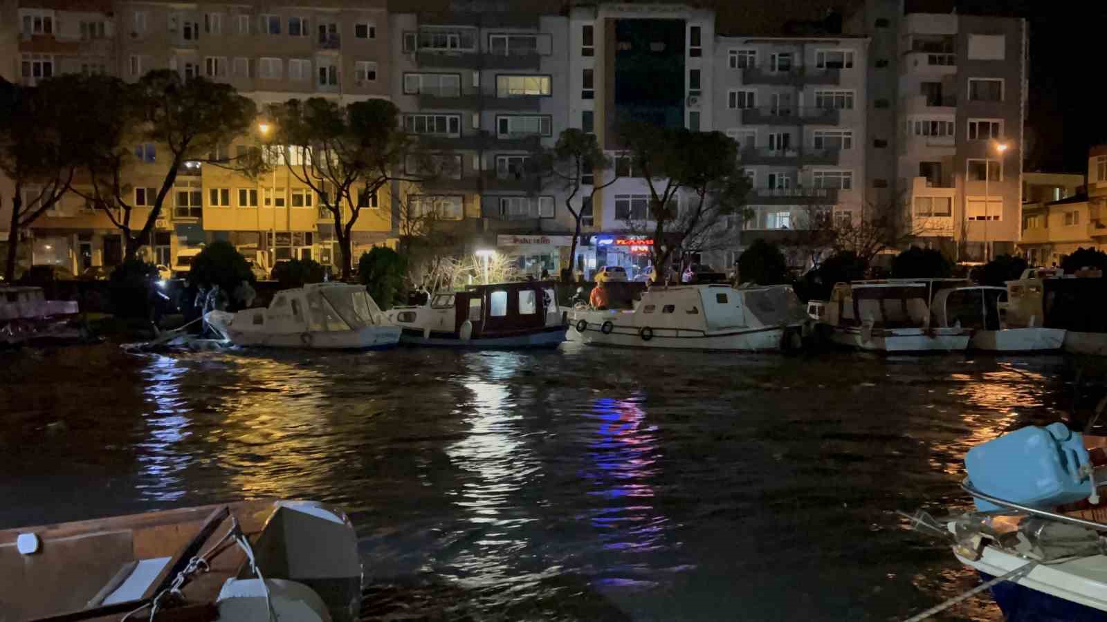 Çanakkale’de Sarıçay taştı, iş yerleri sular altında kaldı

