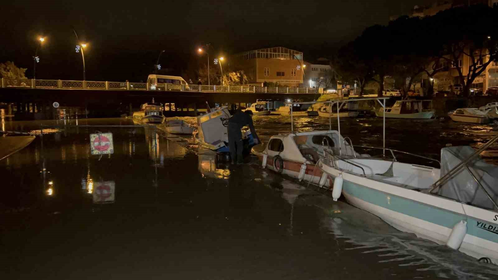 Çanakkale’de Sarıçay taştı, iş yerleri sular altında kaldı
