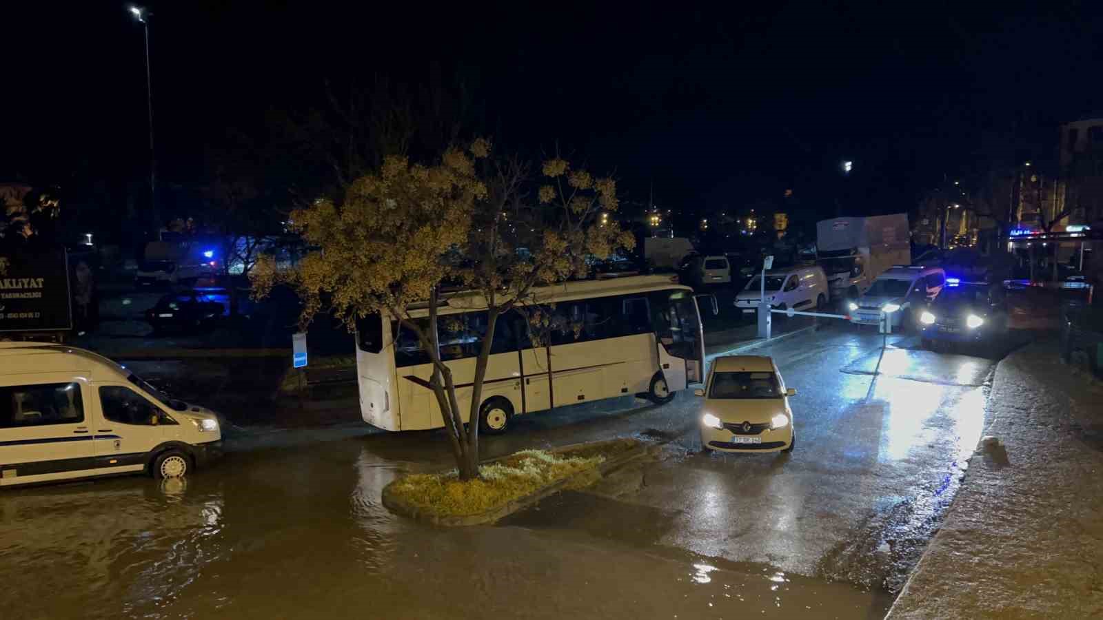 Çanakkale’de Sarıçay taştı, iş yerleri sular altında kaldı
