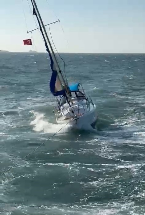 Çanakkale’de sürüklenen yelkenlinin yardımına balıkçı teknesi koştu
