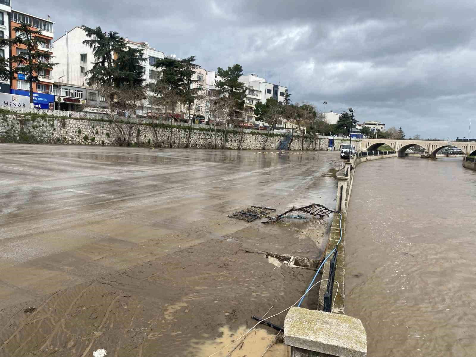 Çanakkale’de taşan Kocabaş Çayı normale döndü
