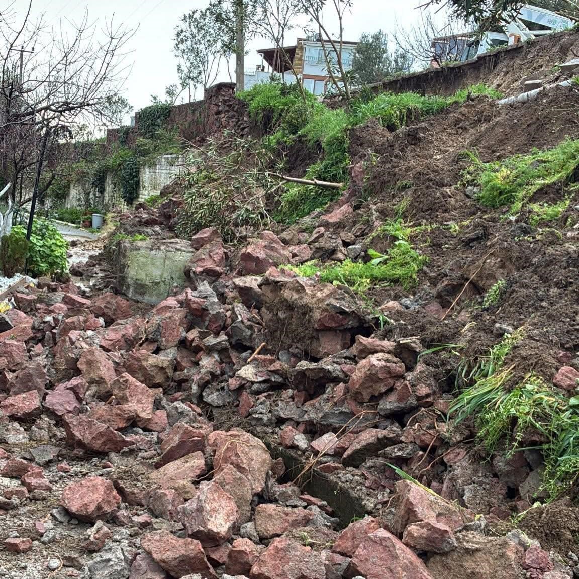Çanakkale’de yağışlar sebebiyle bir sitenin istinat duvarı çöktü
