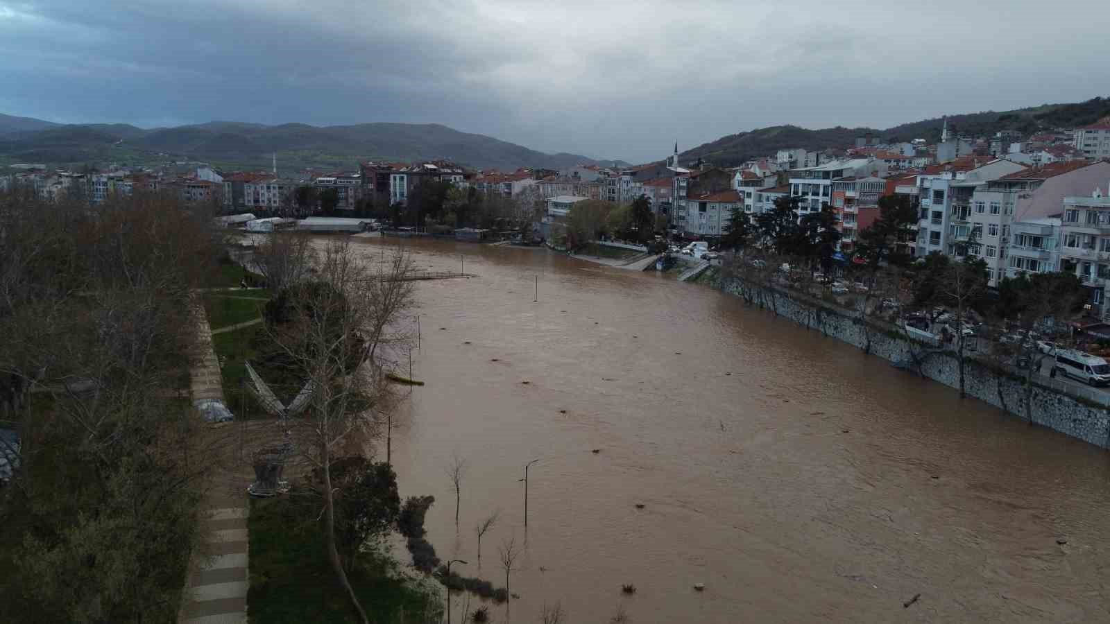 Çanakkale’de yağmur nedeniyle taşan Kocabaş Çayı dron ile görüntülendi
