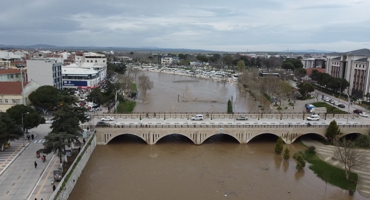 Çanakkale’de yağmur nedeniyle taşan Kocabaş Çayı dron ile görüntülendi
