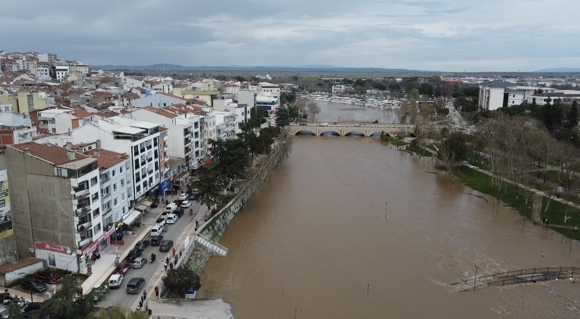 Çanakkale’de yağmur nedeniyle taşan Kocabaş Çayı dron ile görüntülendi
