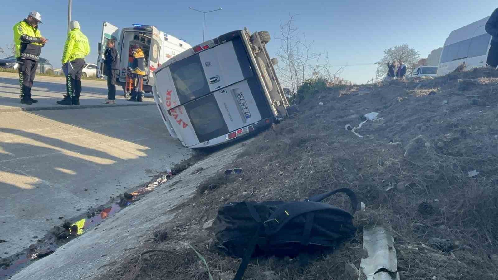 Çanakkale’de yolcu minibüsü devrildi: 8 yaralı
