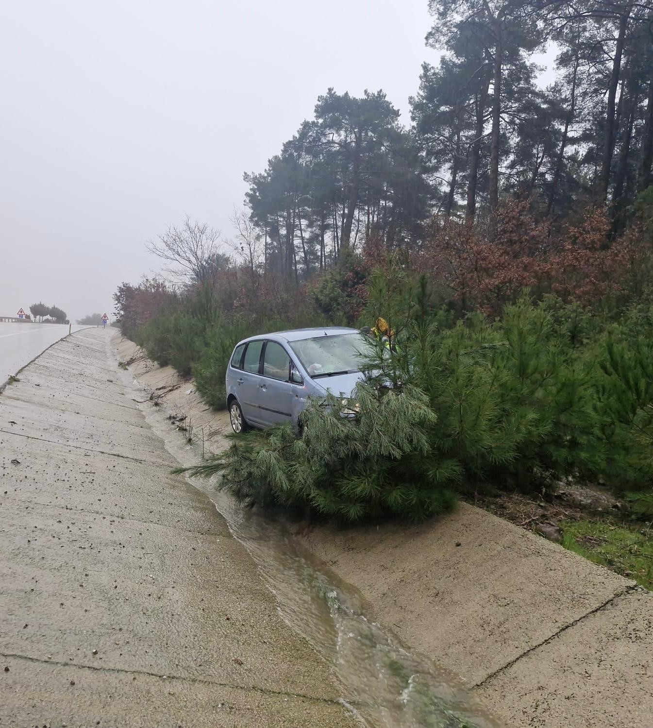 Çanakkale’de yoldan çıkan otomobil ağaca çarptı; 2 kişi yaralandı
