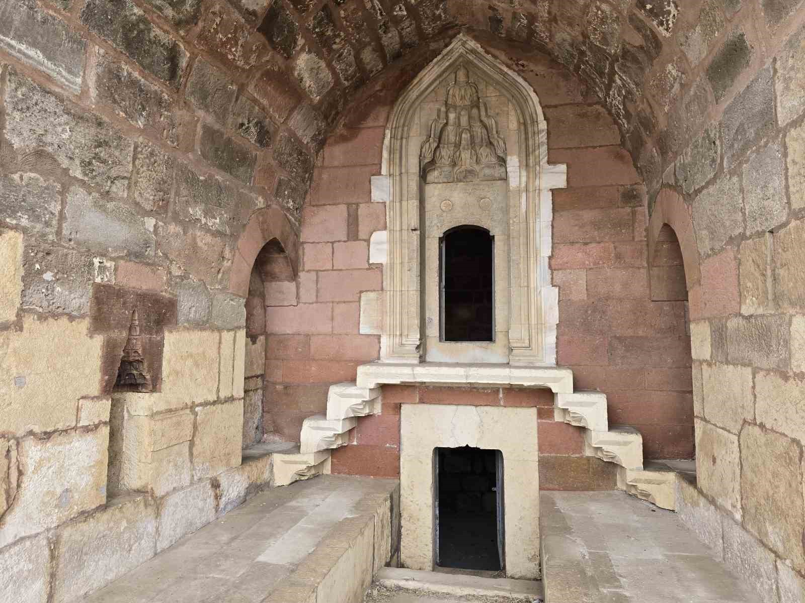 Çandır’daki 5 asırlık türbe tarihe ışık tutuyor
