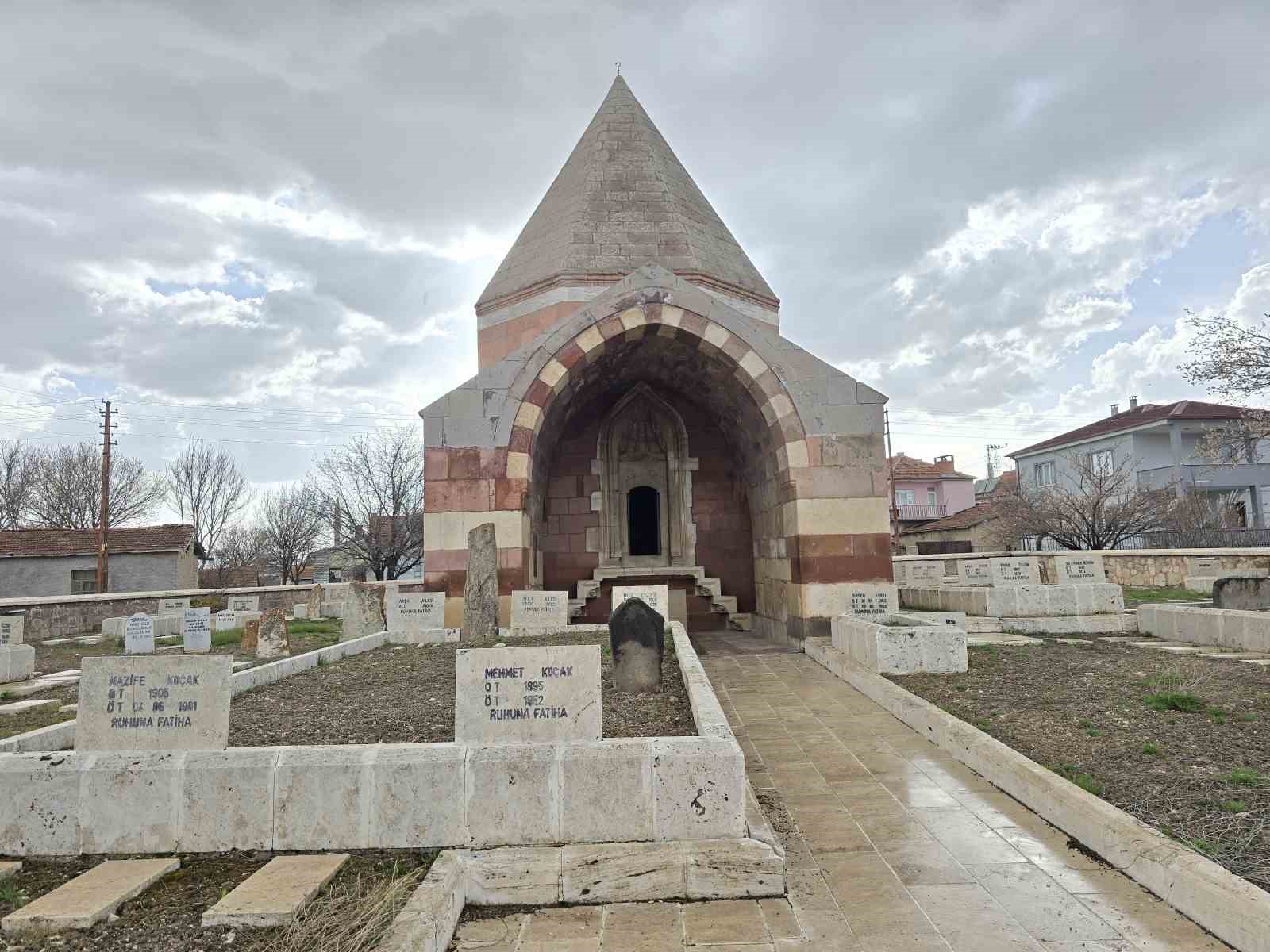 Çandır’daki 5 asırlık türbe tarihe ışık tutuyor
