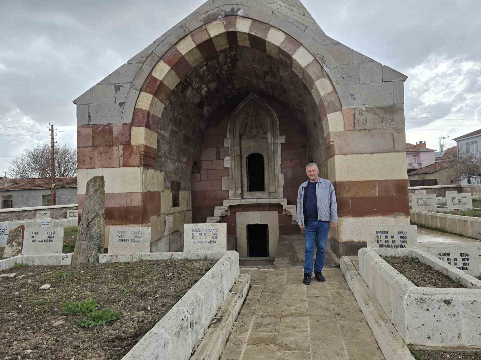 Çandır’daki 5 asırlık türbe tarihe ışık tutuyor
